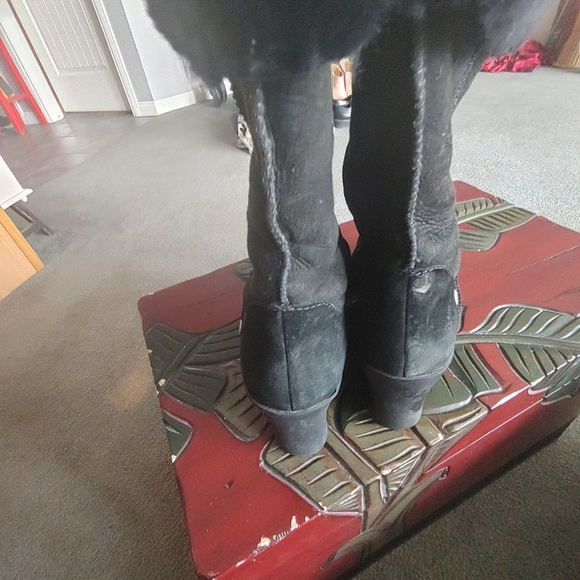 Uggs ladies Black heeled Warm winter Boots - Picture 4 of 7